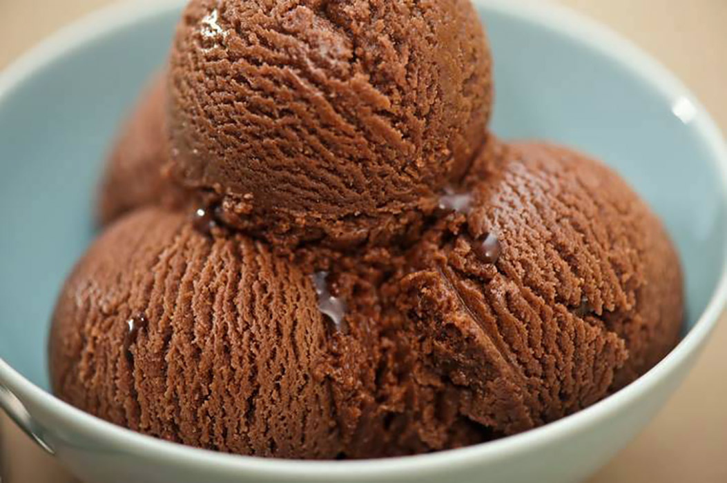 How to Make the Best Homemade Chocolate Ice Cream (Simplest Eggless Way ...